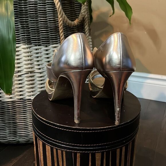 “Gold” sandals / Size 8.5 - Picture 4 of 11